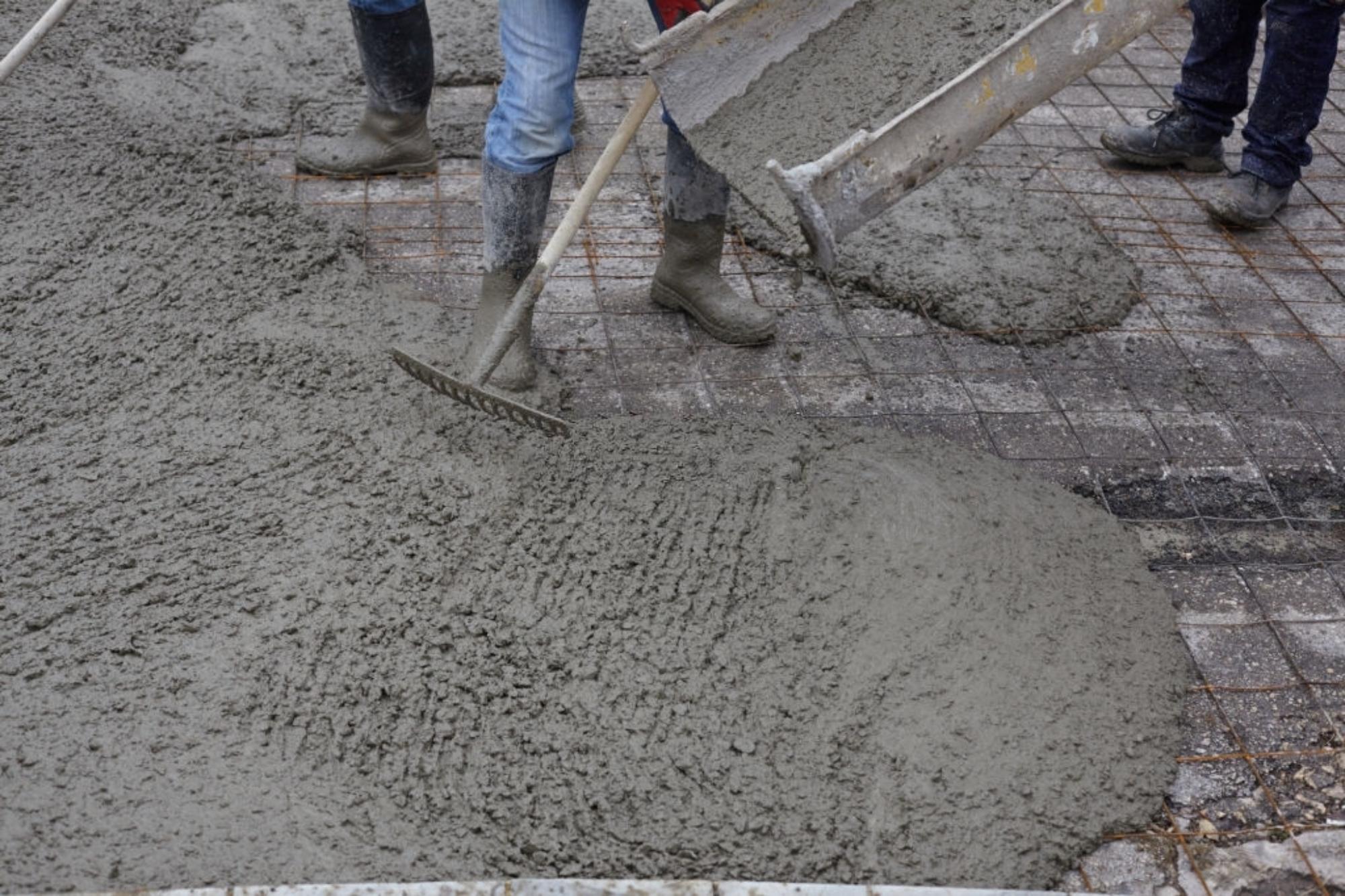 Заливка фундамента бетоном на гранитном щебне