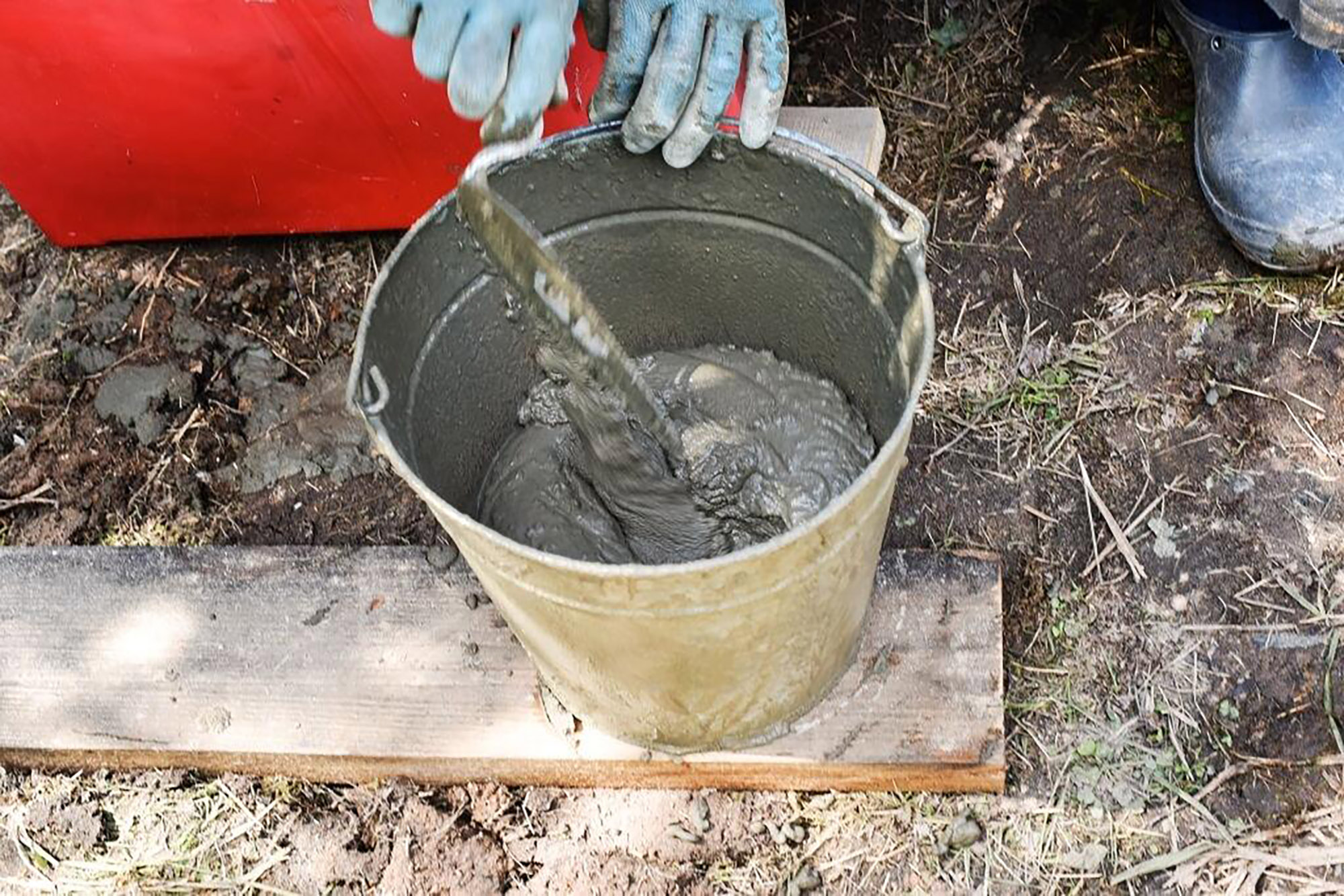 Ведро с готовым цементным раствором Ведро с готовым цементным раствором